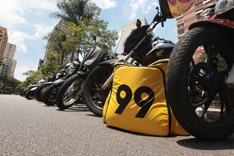 Rio vai fiscalizar manobras perigosas de motoristas de aplicativo 